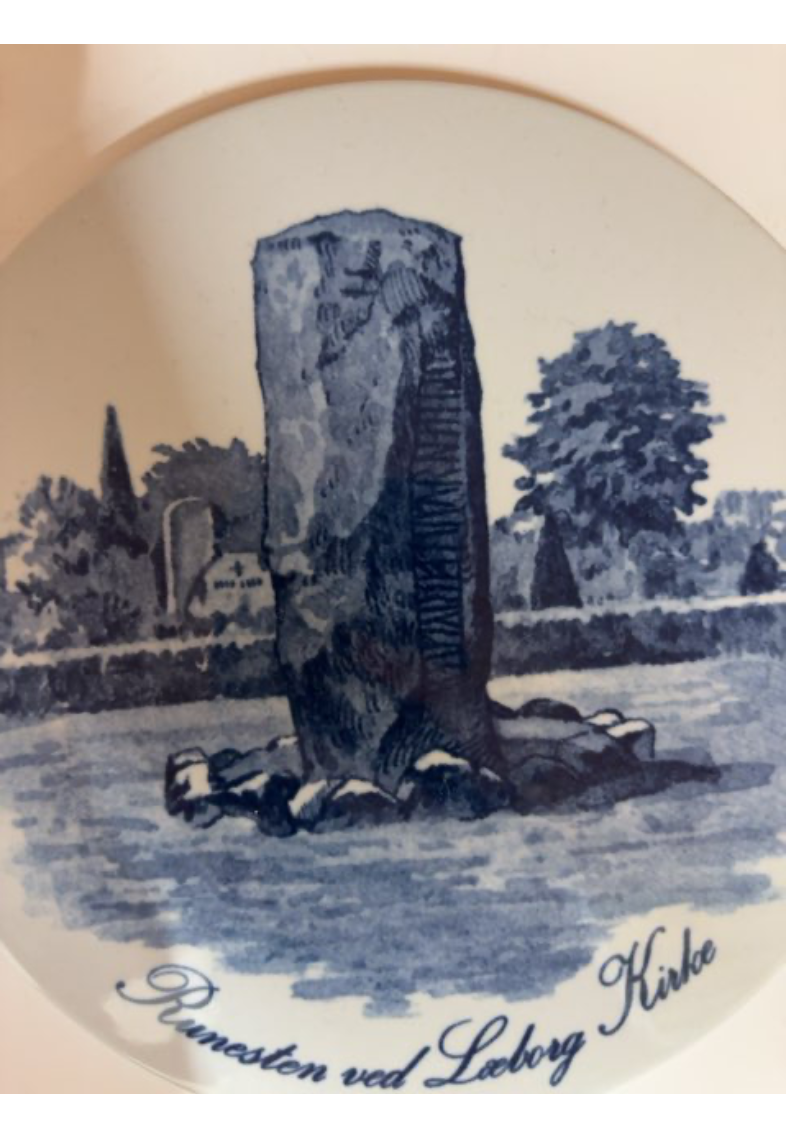 Runesten ved Læborg Kirke Royal Copenhagen platte